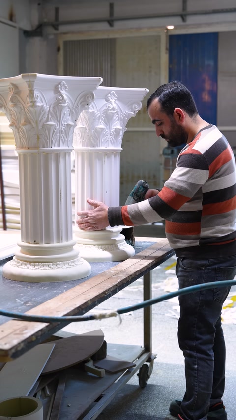 Due capitelli di colonna in stile corinzio in poliuretano finiti in posizione verticale