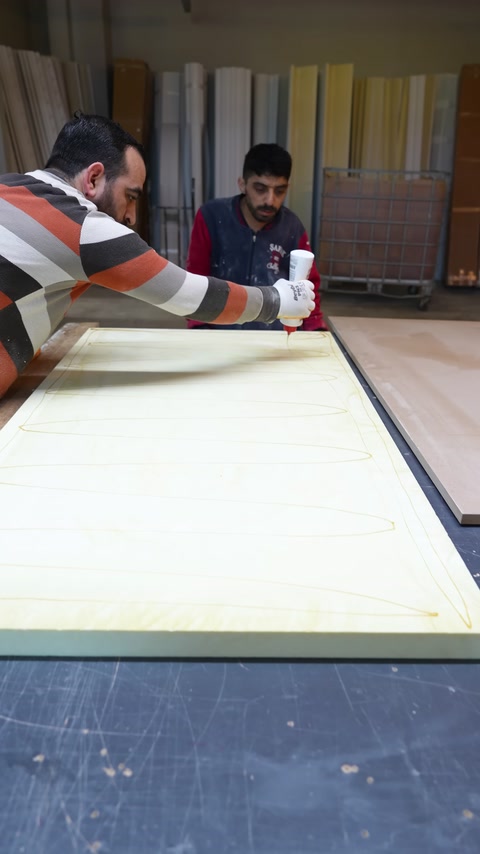 Misurazione e marcatura delle dimensioni su un pannello di piano in MDF
