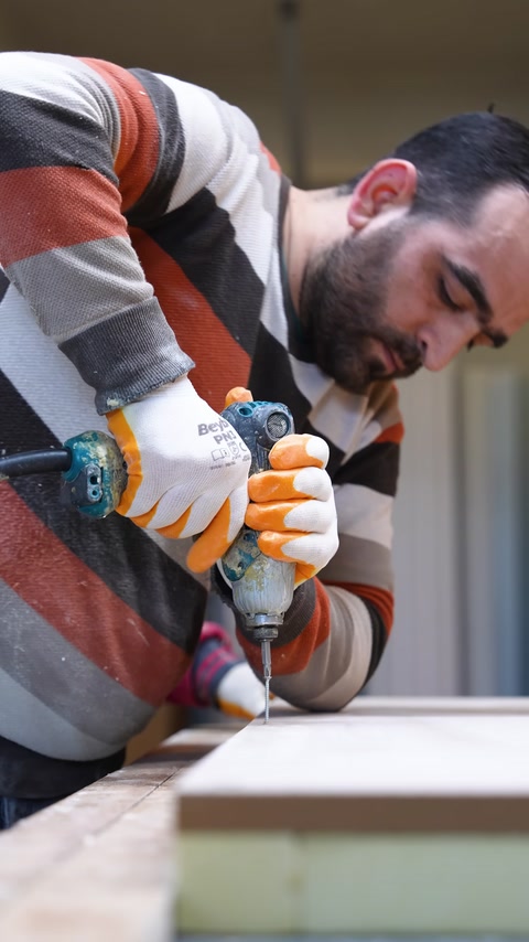 Foratura di viti nella struttura in legno della cornice del tavolo