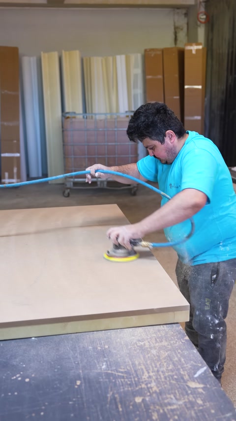 Levigatura del bordo del pannello del piano con una levigatrice elettrica