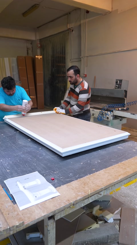 Adattamento di un profilo decorativo in poliuretano sul pannello del piano