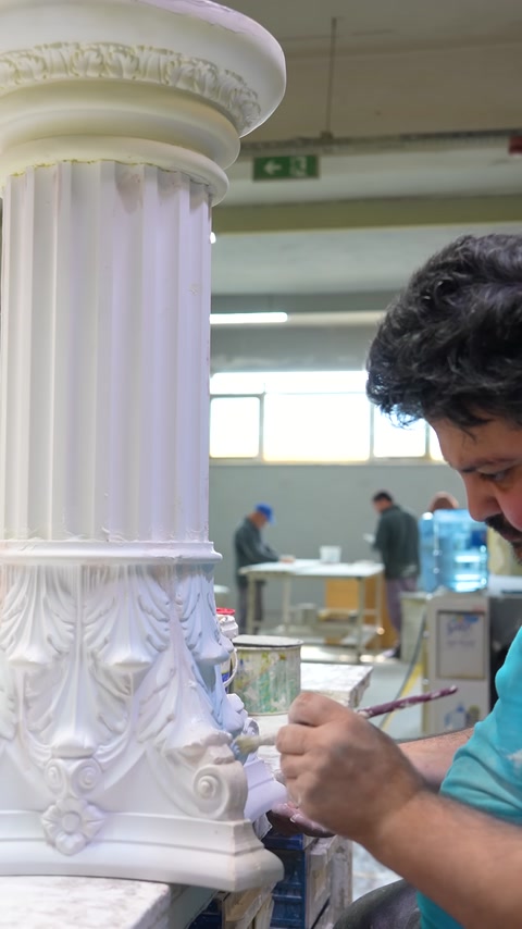 Colonne corinzie in poliuretano finite dopo il processo di verniciatura