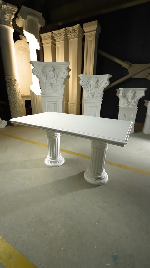 Tavolo nuziale in poliuretano completato con colonne decorative e piano
