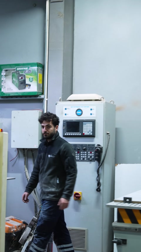 Il processo produttivo viene presentato accanto all'unità di controllo CNC