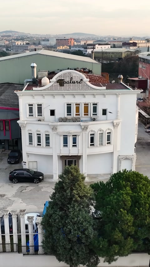 La facciata decorata dell'edificio della fabbrica è ripresa dall'alto