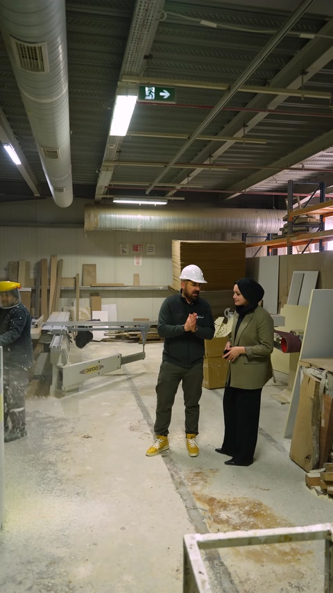 Viene presentata un'ampia area di officina in cui vengono lavorati prodotti decorativi