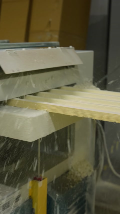 I profili decorativi vengono tagliati a macchina per la preparazione alla produzione