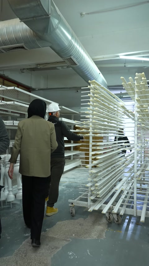 Lunghi profili decorativi sono ordinatamente disposti su scaffalature a più livelli