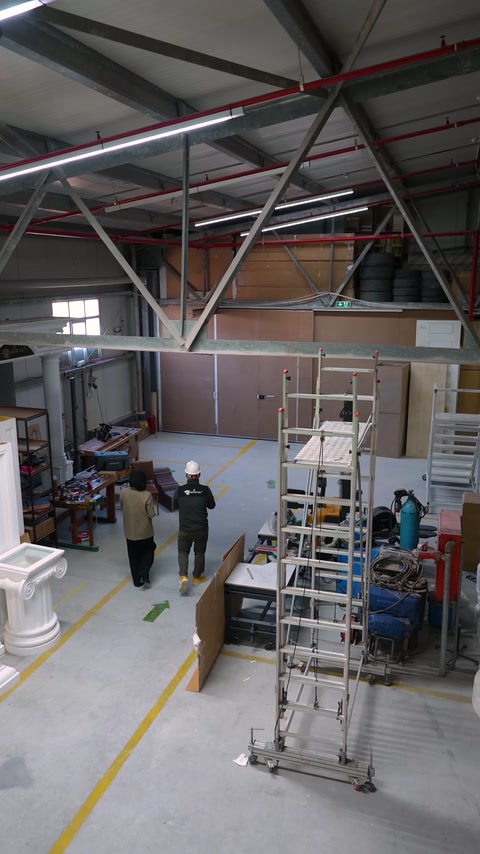 Le sezioni di produzione e stoccaggio della fabbrica sono riprese dall'alto