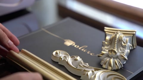 Dekoratif profiller, yaprak motifli süs ve köşe elemanı birlikte görülüyor.