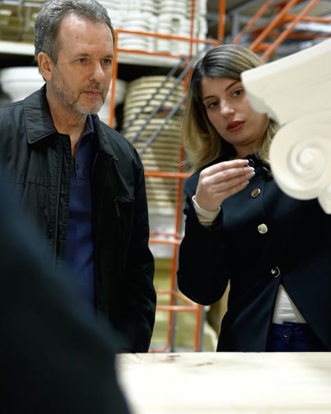 Il team di design esamina un campione di fregio decorativo in fabbrica