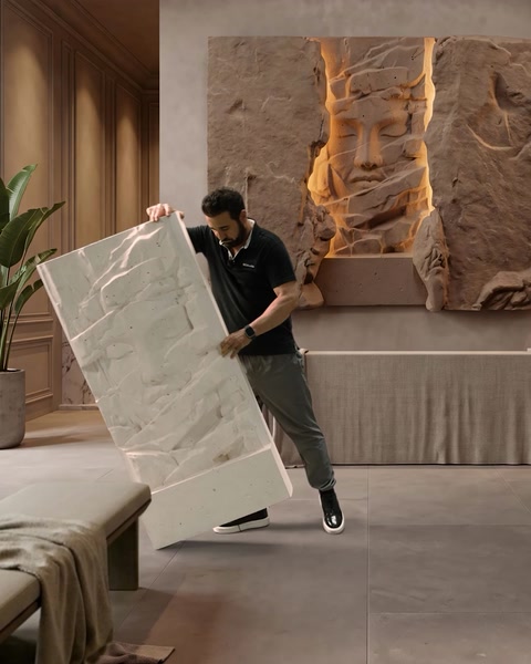 Un artigiano posiziona un pannello murale architettonico texturizzato all'interno