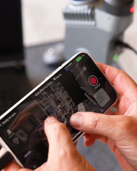 Le mani esplorano i design della decorazione architettonica digitale su uno smartphone