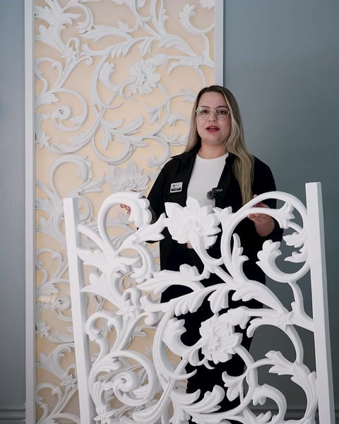 Gli applique ornamentali bianchi intricati creano un display murale decorativo dettagliato