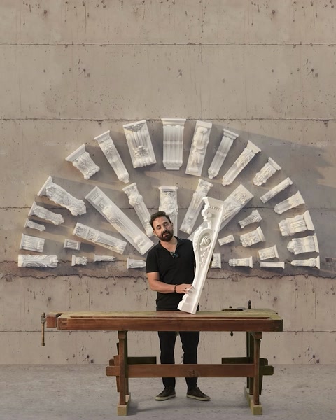 Un operaio applica il materiale di finitura attorno a un'apertura ad arco interna