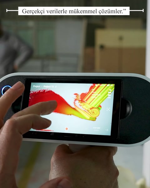 Il tablet visualizza una visualizzazione del design architettonico digitale colorato