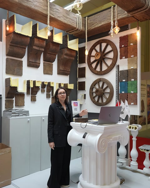 La showroom presenta colonne, fregi e campioni di decorazione architettonica