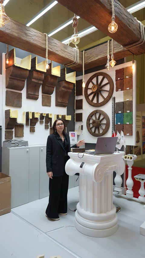 Showroom presents columns, mouldings, and architectural decoration samples