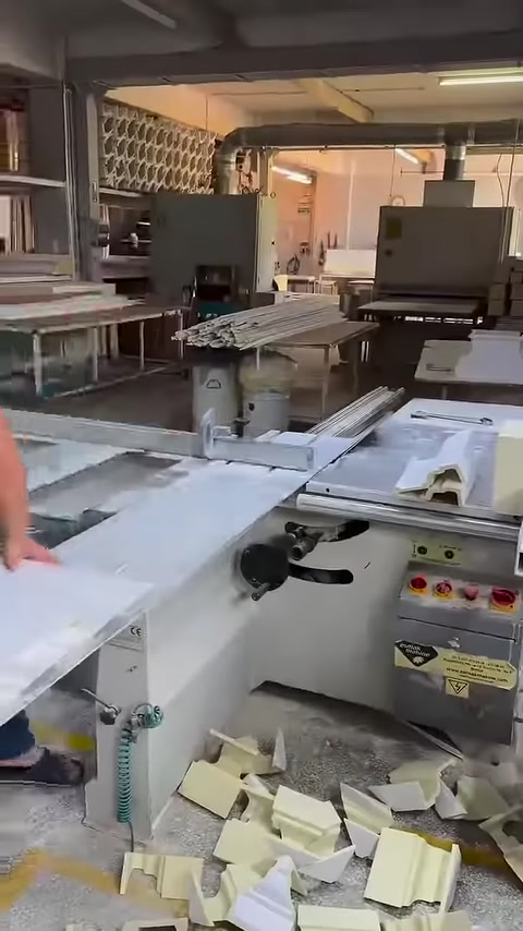 Kesilen beyaz söve parçaları üretim tezgâhında yan yana duruyor