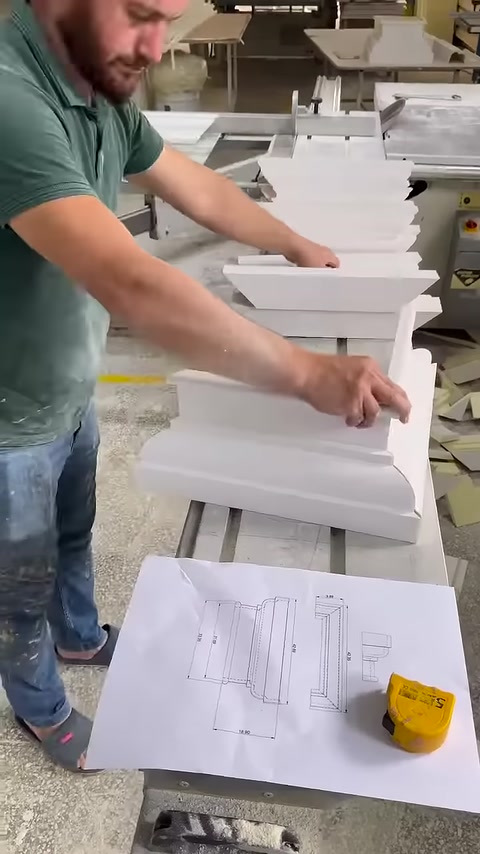 Usta katmanlı söve birleşiminin kenarlarını elle dikkatle hizalıyor