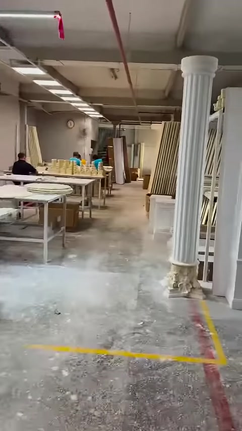 Üretim alanı tezgâhlar ve dekoratif sütunlarla birlikte görülüyor