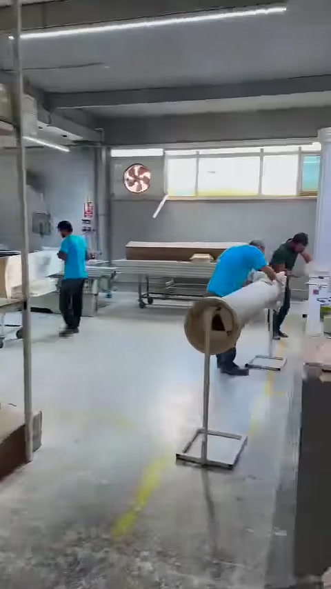 Ustalar geniş atölyede uzun dekoratif parçalar üzerinde çalışıyor