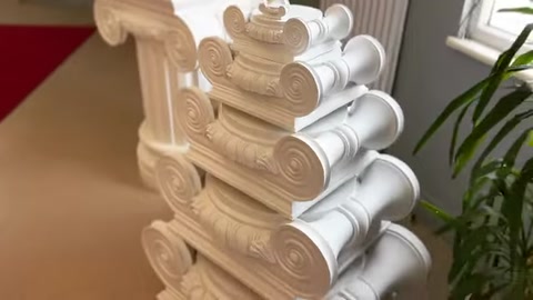 Capitelli con volute di diverse dimensioni sono esposti uno sopra l'altro