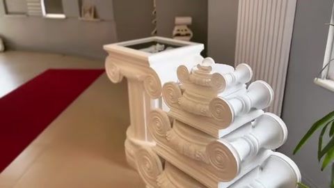 Modelli di capitelli dalle diverse forme sono esposti in un ambiente interno