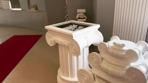Due capitelli, uno con piano quadrato e uno con volute, sono visibili affiancati