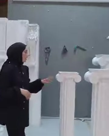 Il presentatore illustra i modelli di colonne scanalate disposti affiancati
