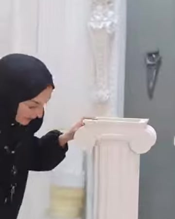 Vengono esaminati i bordi curvi del capitello e il raccordo con il fusto della colonna
