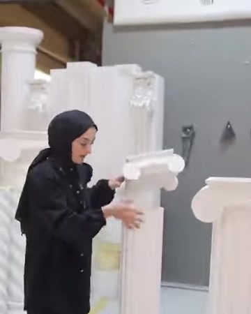 Il presentatore mostra con la mano la parte del capitello della colonna decorativa
