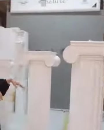 Le colonne con fusti e capitelli diversi sono visibili affiancate