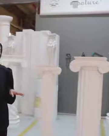 Sono visibili le differenze di altezza e di fusto di tre modelli di colonne decorative