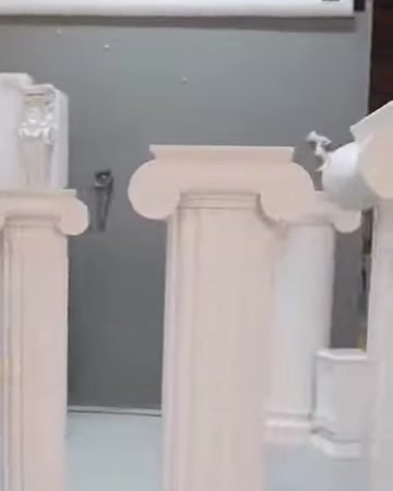 Su due modelli di colonne corte vengono presentati diversi design di capitelli