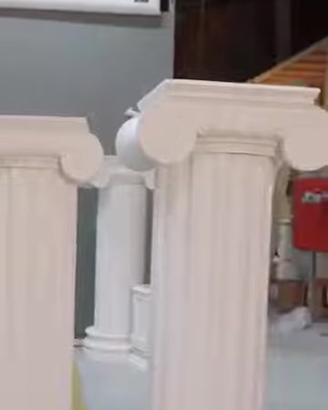 Tre colonne con fusto scanalato sono esposte insieme a diverse altezze