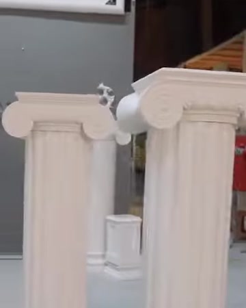 Vengono confrontate le proporzioni tra capitello e fusto di due colonne decorative