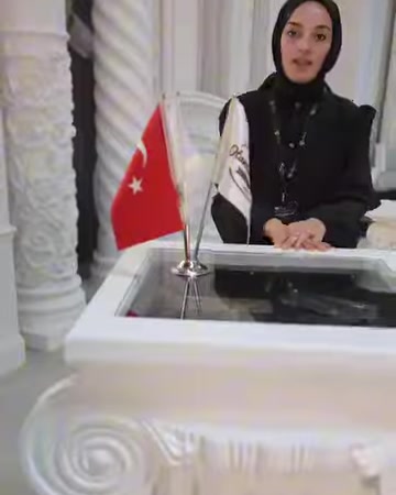 Accanto al tavolino decorato in primo piano sono esposte colonne tortili