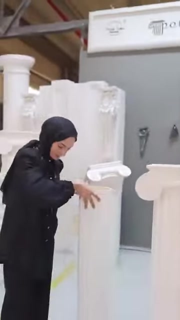 Il raccordo tra il capitello decorativo e il fusto della colonna viene mostrato manualmente