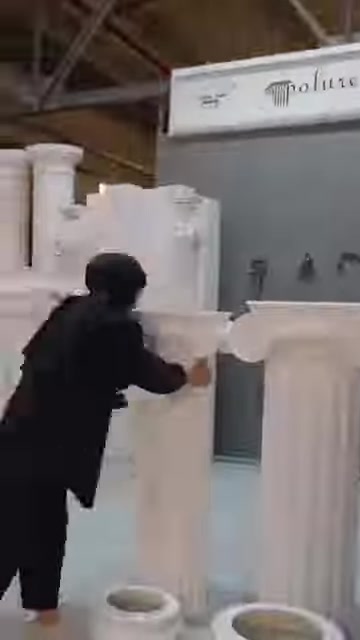 Diversi modelli di colonne affiancati vengono presentati a confronto