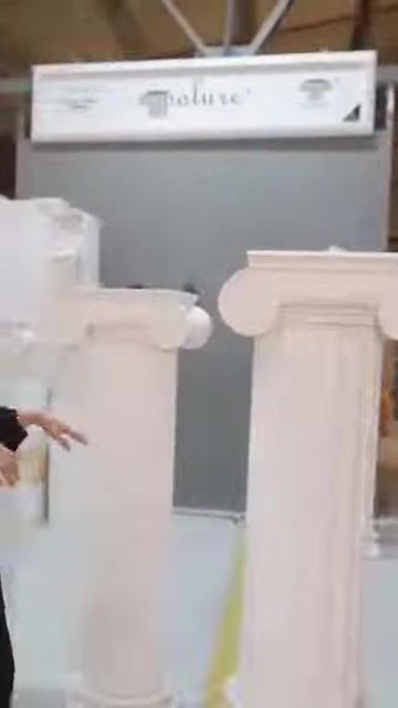 Diversi design di capitelli e fusti sono visibili insieme nel laboratorio