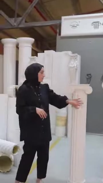 Fusti di colonne scanalati di diverso spessore vengono presentati affiancati
