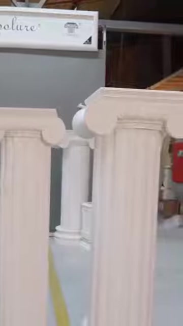 Tre modelli di colonne decorative con capitelli curvi sono disposti insieme