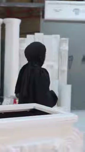 Il capitello ricurvo in primo piano è visto insieme al presentatore che avanza in officina