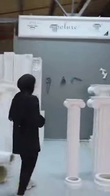 Tre sottili colonne decorative sono disposte sul pavimento con forme di capitelli diverse