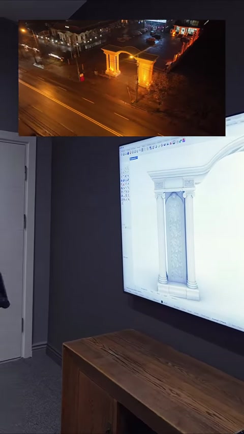 Il capitello, il fusto della colonna e il raccordo con l'arco vengono esaminati da vicino.