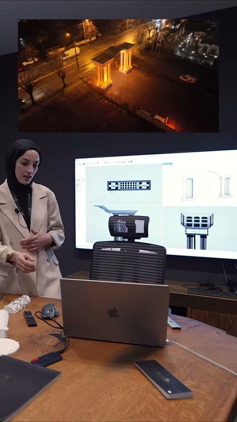 Il progettista esamina il progetto di ingresso sul laptop seduto al tavolo.