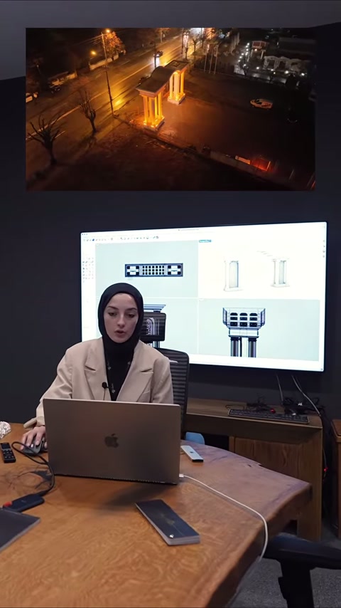 Il progettista controlla il modello di ingresso decorativo tramite il laptop.