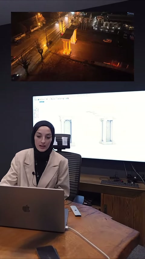 Il progettista al tavolo osserva lo schermo aperto con le opzioni di colonne.