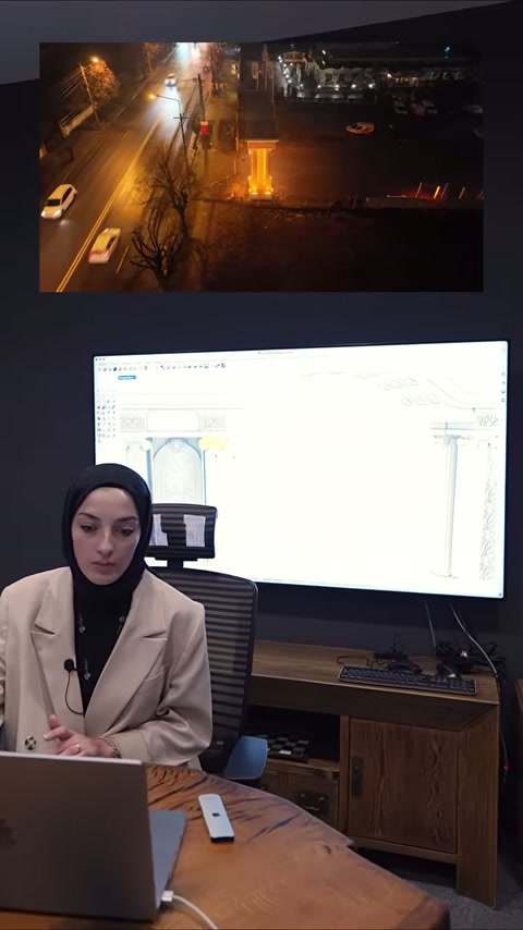 Sullo schermo si confrontano i diversi arrangiamenti di basi di due colonne dal fusto sottile.